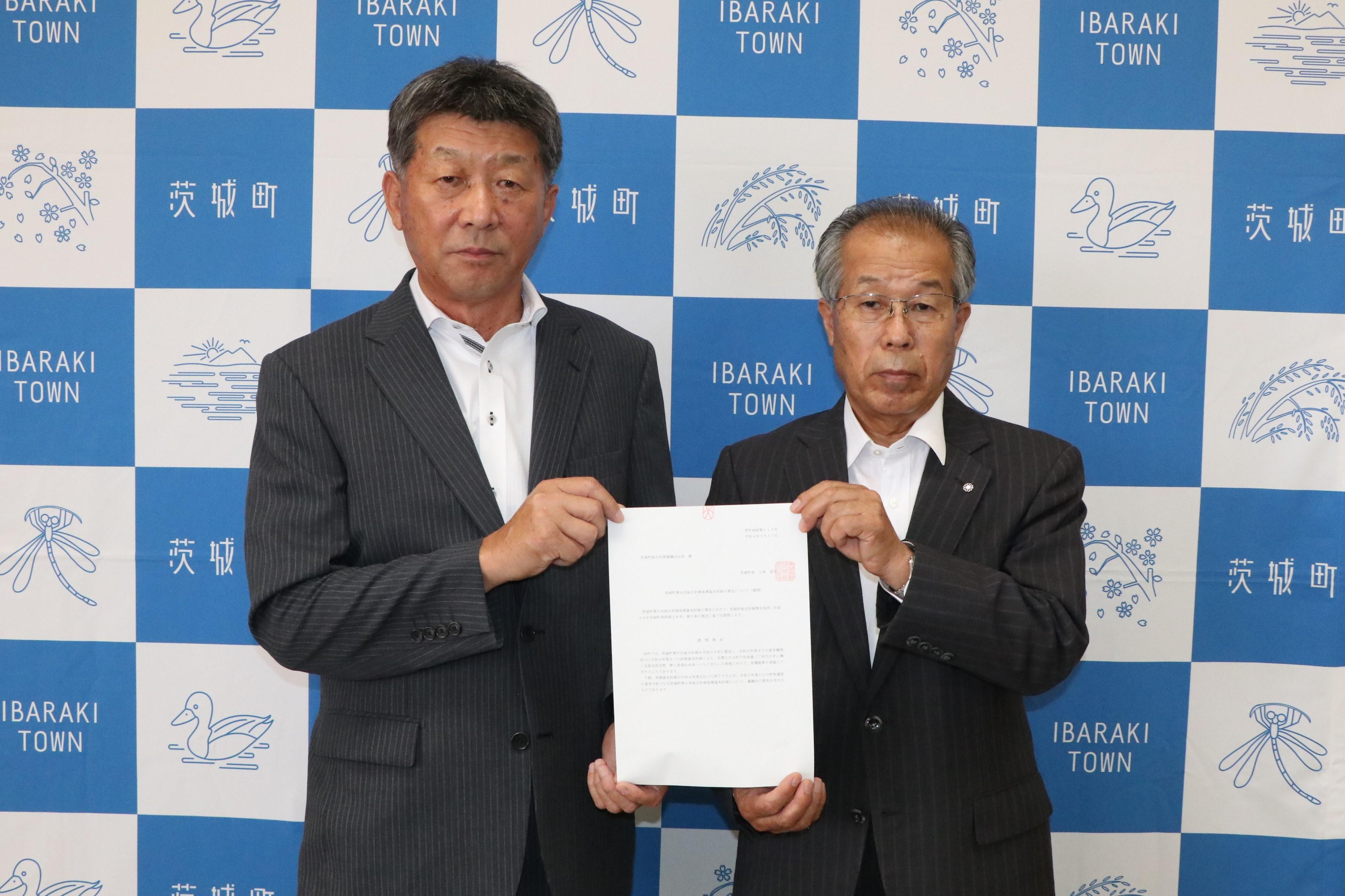 写真 左:海老澤審議会会長 右:小林町長 写真 左:海老澤審議会会長 右:小林町長