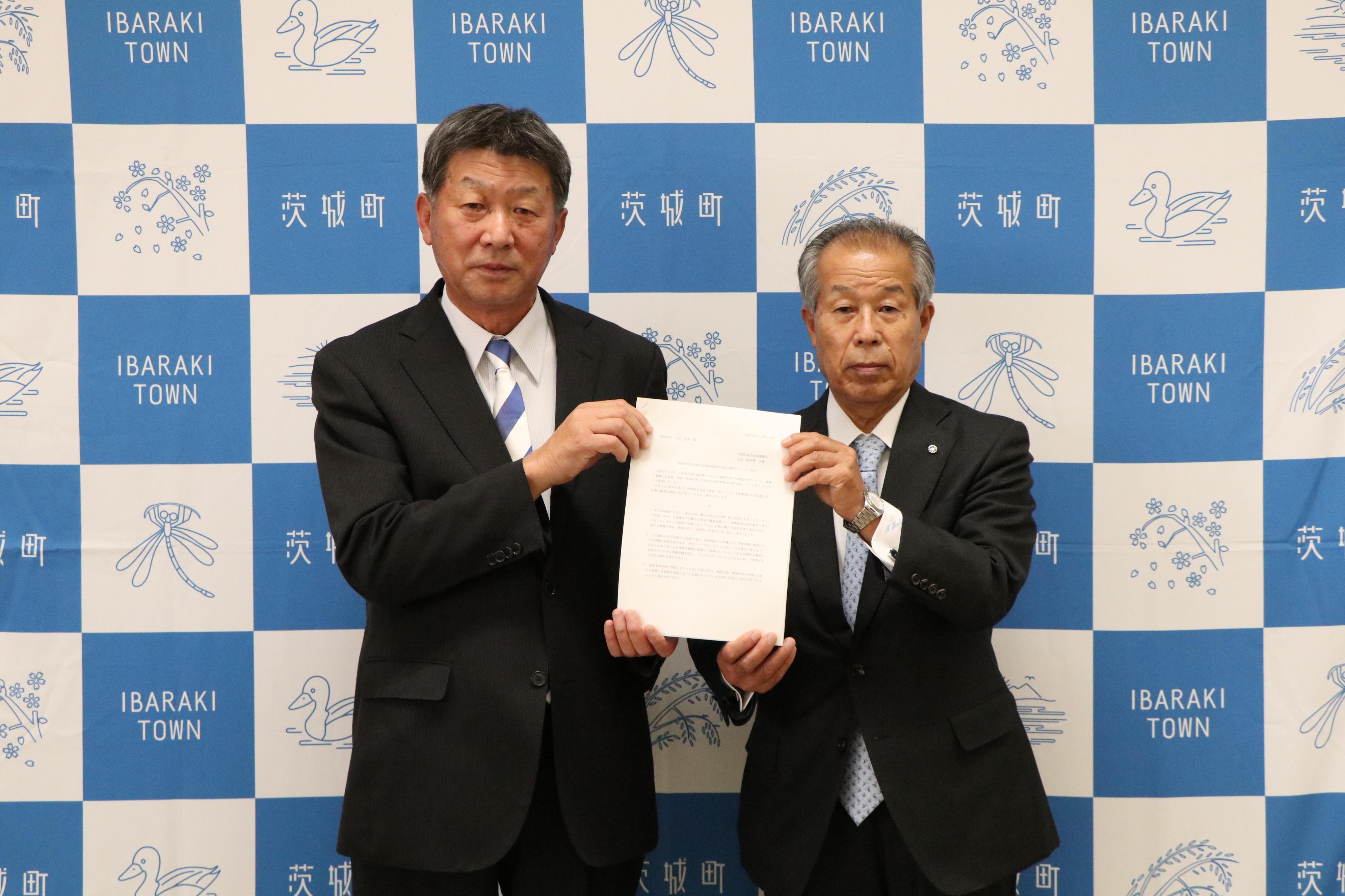 写真 左:海老澤審議会会長 右:小林町長 写真 左:海老澤審議会会長 右:小林町長