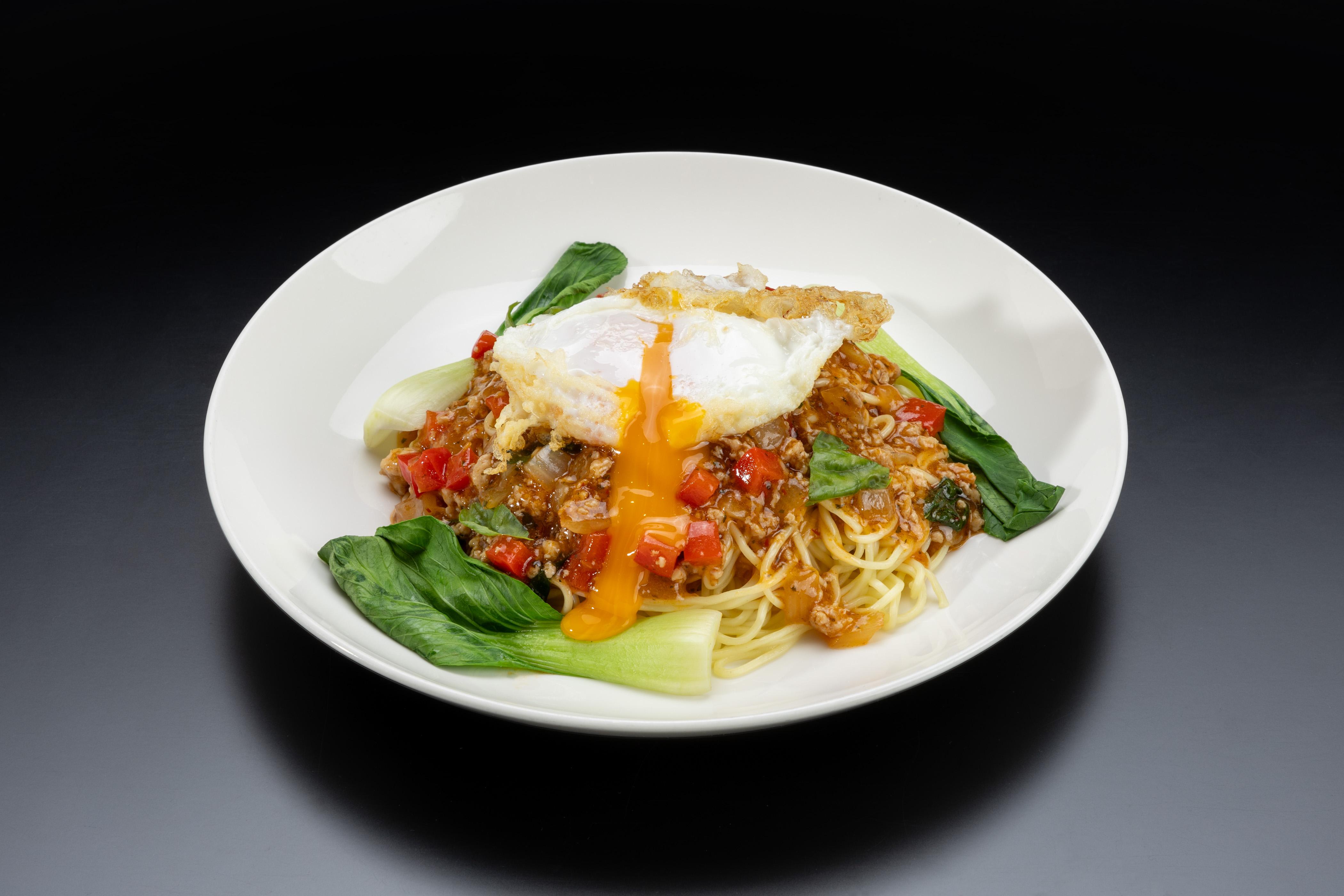 【景山】ガパオ冷やしまぜぞば那珂市産「ひまわりっこ」の揚げ玉子のせ