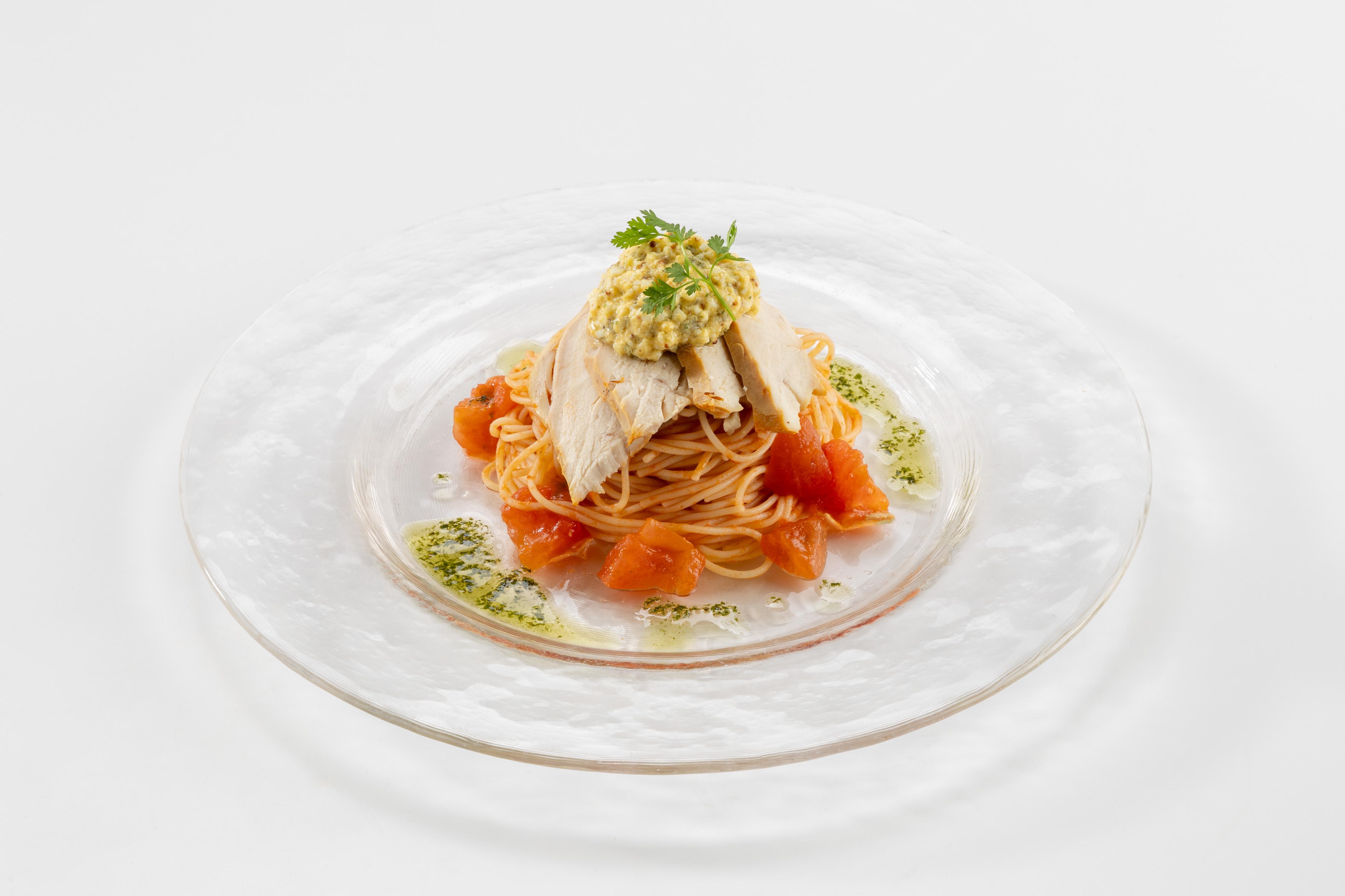 【＆me】スモークチキンとトマトの冷製那珂市産「ひまわりっこ」のグリビッシュソース